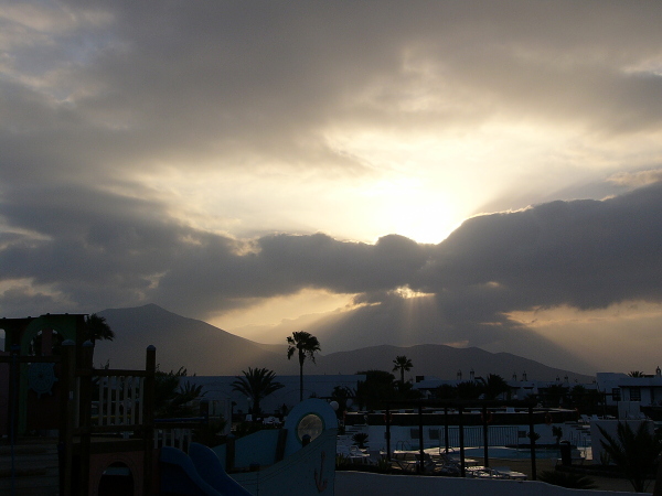 Jet vychzi sluncenad Lanzarote